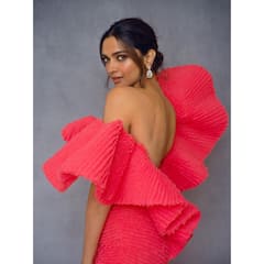 Deepika Padukone: హీరోయిన్ పొడుగు అంటే గౌను ఇంకా పొడుగ్గా ఉంది!