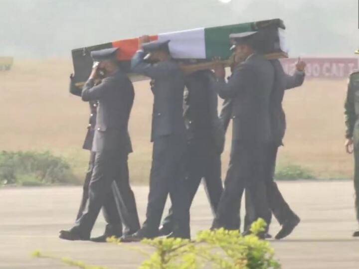 Group Captain Varun Singh's body reached Bhopal Madhya Pradesh will be cremated tomorrow with state honors भोपाल पहुंचा ग्रुप कैप्टन वरुण सिंह का पार्थिव शरीर, राजकीय सम्मान के साथ कल होगा अंतिम संस्कार