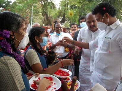 Minister Anbil Mahesh greeted the students of Thirukkural with flowers திருக்குறள் ஒப்புவித்த மாணவிகளை மலர்த்தூவி வாழ்த்திய அமைச்சர் அன்பில் மகேஷ்