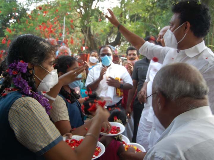 திருக்குறள் ஒப்புவித்த மாணவிகளை மலர்த்தூவி வாழ்த்திய அமைச்சர் அன்பில் மகேஷ்