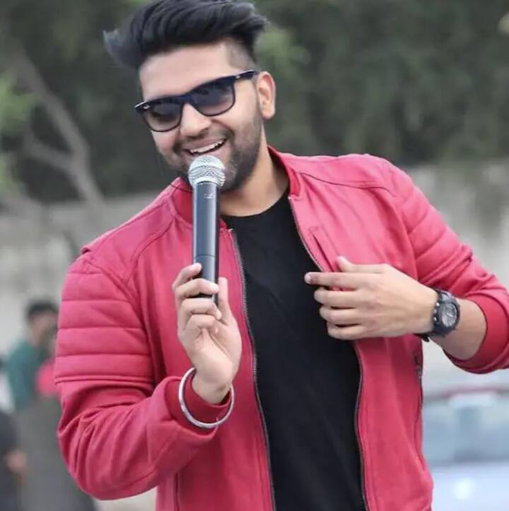 ਬਚਪਨ ਤੋਂ ਹੀ ਗਾਉਣ ਦਾ ਸ਼ੌਕੀਨ ਗੁਰੂ ਜੀ ਨੇ ਸ਼ੁਰੂ ਵਿੱਚ ਗੁਰਦਾਸ ਦੇ ਛੋਟੇ-ਛੋਟੇ ਸਮਾਗਮਾਂ ਵਿੱਚ ਗੀਤ ਗਾਉਣੇ ਸ਼ੁਰੂ ਕਰ ਦਿੱਤੇ। ਉੱਥੇ ਲੋਕਾਂ ਨੇ ਉਸਦੀ ਪ੍ਰਤਿਭਾ ਦੀ ਬਹੁਤ ਸ਼ਲਾਘਾ ਕੀਤੀ, ਫਿਰ ਗੁਰੂ ਜੀ ਦਿੱਲੀ ਆ ਗਏ ਅਤੇ ਪਾਰਟੀਆਂ ਅਤੇ ਵਿਆਹਾਂ ਵਿੱਚ ਗਾਉਣ ਲੱਗੇ।