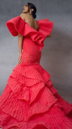 Deepika Padukone Photos: फ्रिल बैकलेस गाउन में दीपिका ने ढहाया कहर, तस्वीरों में मस्तानी का ऐसा अंदाज देख फैंस के उड़े होश