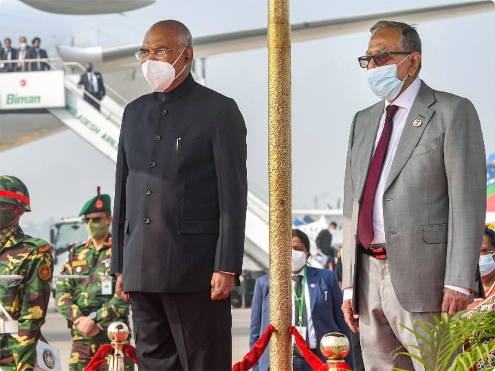विदेश मंत्रालय (एमईए) के प्रवक्ता अरिंदम बागची ने राष्ट्रपति कोविंद की बांग्लादेश यात्रा को ‘‘शानदार शुरुआत’’ करार दिया. बागची ने ट्विटर पर लिखा, ‘‘एक शानदार शुरुआत. बांग्लादेश के राष्ट्रपति मोहम्मद अब्दुल हामिद और उनकी पत्नी रशिदा हामिद ने राष्ट्रपति कोविंद और उनकी पत्नी सविता कोविंद का ढाका पहुंचने पर विशेष स्वागत किया. संप्रभुता, समानता, विश्वास और समझ आधारित द्विपक्षीय संबंधों का और विस्तार किया जा रहा है, जो एक रणनीतिक साझेदारी से कहीं बढ़कर है.’’