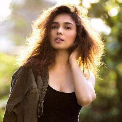 એશ્રા પટેલે બૉલીવુડ ઉપરાંત મોટી મોટી બ્રાન્ડસ માટે જાહેરાત કરી છે. શાહરુખ ખાન, અમિતાભ બચ્ચન સાથે પણ કામ કર્યું છે. ઉલ્લેખનીય છે કે એશ્રા પટેલના પિતા નરહરિ પટેલ પણ કાવિઠા ગામના બે વખત સરપંચ રહી ચૂક્યા છે.