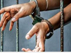 மனைவி மற்றும் கள்ளக்காதலனை தீர்த்துக்கட்ட திட்டம் : நாட்டு வெடிகுண்டு தயாரித்த ரவுடி கைது!