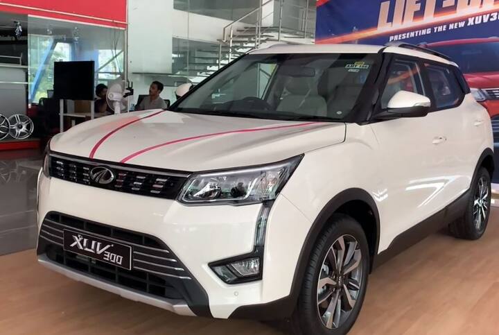 Mahindra XUV 300: મહિન્દ્રા એક્સયુવી 300 ની ભારતીય બજારમાં ઘણી વેચાય છે. તેની કિંમત, શાનદાર લુક અને પરફોર્મન્સ માટે વખણાય છે છે. આ 5 સીટર એસયુવી પેટ્રોલ અને ડીઝલ, બે એન્જિન વિકલ્પો સાથે આવે છે. 1.2 લીટરનું પાવર એન્જિન, 108.59 એચપી પાવર અને 200 એનએમ નો પીક ટોર્ક જનરેટ કરવા સક્ષમ છે. 1.5 લીટર ડીઝલ એન્જિન 108.59 એચપી પાવર અને 300 એનએમનો પીક ટોર્ક જનરેટ કરે છે. આ એસયુવીની પ્રારંભિક કિંમત 7.95 લાખ રૂપિયા એક્સ-શોરૂમ છે.
