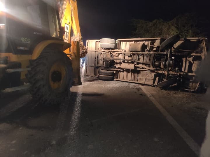 Buxar Road Accident: horrific road accident in Buxar, spot death of three people, 10 injured ann Buxar Road Accident: बक्सर में भीषण सड़क हादसा, तीन लोगों की स्पॉट डेथ, 10 घायल, अंतिम संस्कार कर लौट रहे थे सभी