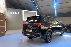 Kia Carens revealed: Kia એ SUV Carens પરથી ઉઠાવ્યો પડદો, જાણો કેવા છે ફીચર્સ