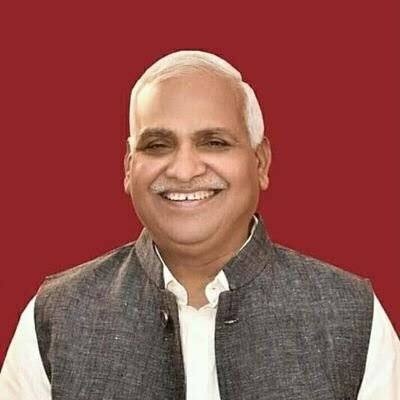 बाबू सिंह कुशवाहा का नाम भी मायावती के खास लोगों में शुमार था. वह मायावती के कार्यकाल में यूपी में कैबिनेट मंत्री रहे थे. बाद में वह पार्टी से अलग हो कर पहले तो बीजेपी में गए और फिर बाद में अपनी खुद की पार्टी बना ली.