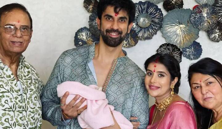 चारू असोपा-राजीव सेन (Charu Asopa-Rajeev Sen): मेरे अंगने में एक्ट्रेस चारू असोपा और उनके पति राजीव सेन के घर इसी साल नवंबर में एक बेटी का जन्म हुआ.बेटी का नाम दोनों ने ज़ियाना रखा है.