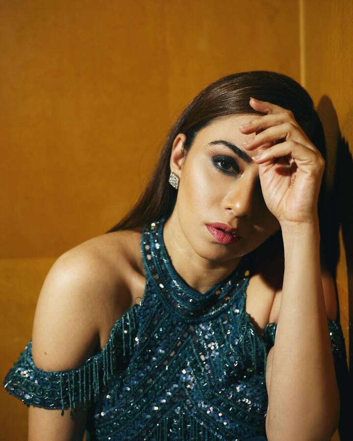 मराठमोळी अभिनेत्री अमृता खानविलकर (amruta khanvilkar) सोशल मीडियावर नेहमीच ऍक्टिव्ह असते (Photo:@amrutakhanvilkar/IG)