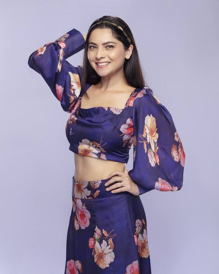 या वेळी सोनालीने बरेच दिवसांनी स्कर्ट-टॉप परिधा केलाय. (photo : instagram @sonalee18588)