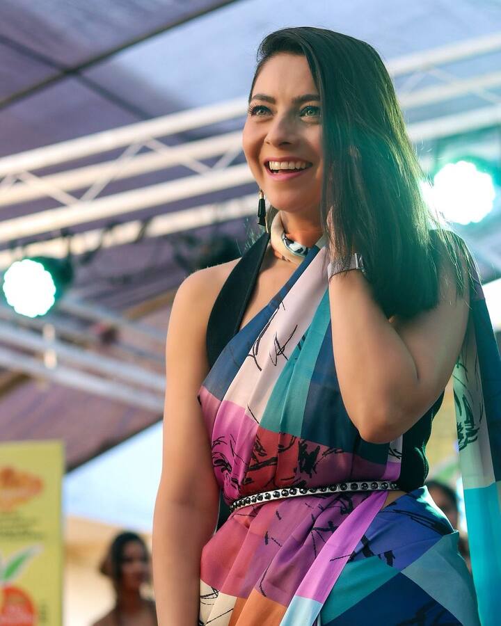 सोनालीचे लुक मधले फोटो नेहमीच आपल्या समोर येत असतात. (photo : instagram @sonalee18588)