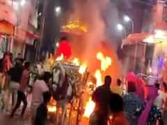 Viral News: बारात के दौरान पटाखों से बग्गी में लगी भीषण आग, बड़ी मुश्किल से बचा दूल्हा