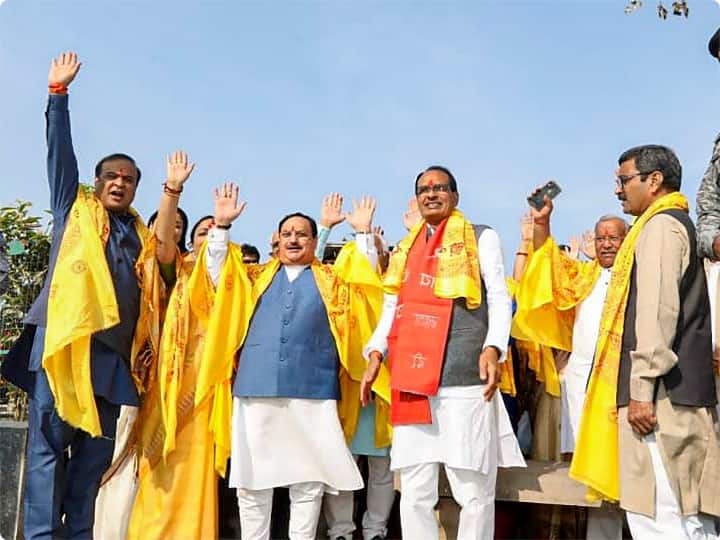 भाजपा शासित कई राज्यों के मुख्यमंत्रियों और उप मुख्यमंत्रियों ने बुधवार को अयोध्या दौरे के दौरान राम जन्मभूमि तथा प्रसिद्ध हनुमान गढ़ी मंदिर में दर्शन किए. बता दें कि यहां भाजपा शासित राज्यों के 11 मुख्यमंत्री और 3 उपमुख्यमंत्री रामलला के दर्शन के लिए अयोध्या पहुंचे.