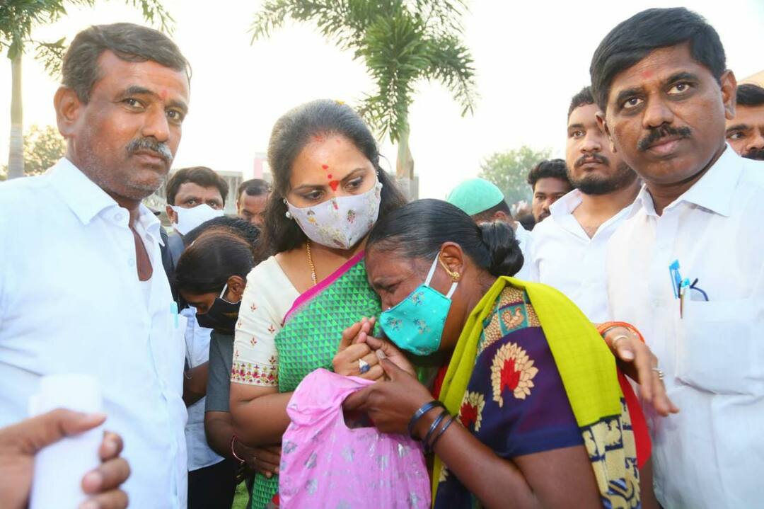 Nizamabad MLC kallvakuntla Kavitha Helps Gulf Returnee in Jakranpally Nizamabad: గల్ఫ్ బాధితుడికి ఎమ్మెల్సీ కవిత చేయూత.. సొంత ఖర్చులతో స్వగ్రామానికి..