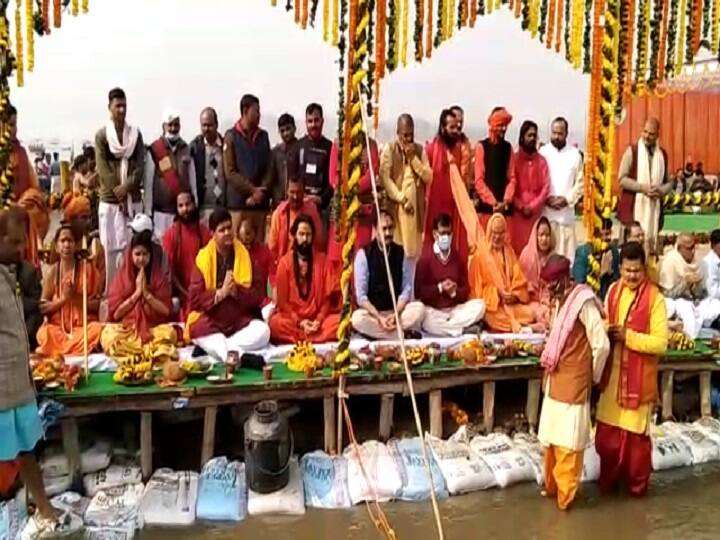 Prayagraj Magh Mela 2022: To save Magh Mela from disturbance, the officers performed Ganga worship with the saints ANN Prayagraj Magh Mela 2022: माघ मेले को विघ्न से बचाने के लिए अफसरों ने संतों संग किया गंगा पूजन