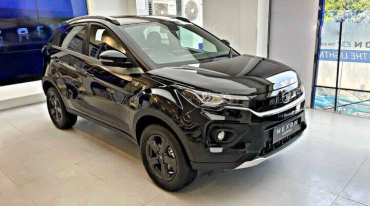 Tata Nexon: ટાટા મોટર્સની  નેક્સન SUV સૌથી સુરક્ષિત કારોમાં એક છે. તેમાં શાનદાર સેફ્ટી ફીચર્સ છે. આ SUV પેટ્રોલ અને ડીઝલ, બંને એન્જિન ઓપ્શન સાથે આવે છે. 1.2-લીટર ટર્બો-પેટ્રોલ અને 1.5-લીટર ડીઝલ એન્જિન છે. પેટ્રોલ એન્જિન 110HP અને 170NM નો પીક ટોર્ક અનેટે ડીઝલ એન્જિન 110HP અને 260NM પીક ટોર્ક જનરેટ કરવા સક્ષમ છે. કારની શરૂઆતની કિંમત 7.28 લાખ રૂપિયા એક્સ-શોરૂમ છે.