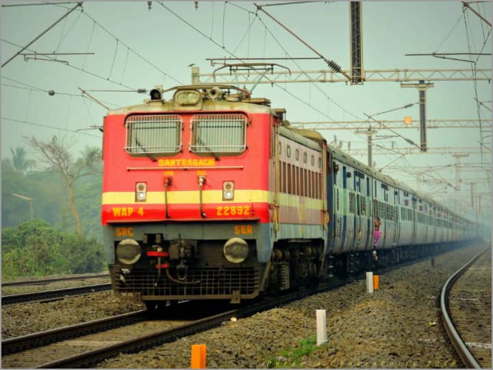 Railway News: हाथरस में अहेरिया समाज के लोगों ने रेलवे ट्रैक पर किया धरना प्रदर्शन, दिल्ली-हावड़ा रूट पर कई ट्रेनें हुईं प्रभावित