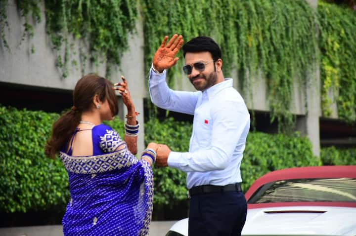 অঙ্কিতা লোখাণ্ডে ও তাঁর দীর্ঘদিনের প্রেমিক ভিকি জৈন। বিয়ের আগে তাঁদের মহারাষ্ট্রের রাজ্যপাল ভগত সিং কোশিয়ারিকে আমন্ত্রণ জানানোর দেখা গেল। রাজ্যপালের সঙ্গে সাক্ষাতের একাধিক ছবি শেয়ার করেছিলেন তারকা জুটি।
