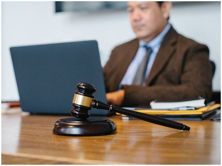 पटना हाईकोर्ट में डिस्ट्रिक्ट जज के 18 पदों पर भर्ती निकली है. इन पदों पर योग्य उम्मीदवारों से आवेदन आमंत्रित किए गए हैं. रिक्रूटमेंट 2021 के अंतर्गत निकले ये पद बार एग्जामिनेशन 2021 में कैंडिडेट्स के प्रदर्शन के बेसिस पर भरे जाएंगे. ये भी जान लें कि इन पदों के लिए आवेदन अभी शुरू नहीं हुए हैं लेकिन कुछ ही दिनों में आवेदन की प्रक्रिया शुरू कर दी जाएगी. जानते हैं इन पदों के बारे में विस्तार से.