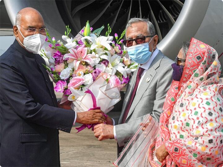 राष्ट्रपति भवन ने ट्वीट किया, ‘‘बांग्लादेश की प्रधानमंत्री शेख हसीना ने ढाका में राष्ट्रपति रामनाथ कोविंद से मुलाकात की. दोनों नेताओं ने भारत और बांग्लादेश के आपसी हित और द्विपक्षीय सहयोग के कई मुद्दों पर चर्चा की.’’