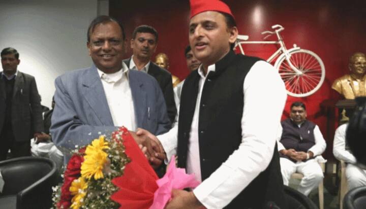 आर के चौधरी भी मायावती के खास लोगों में शामिल थे. बीएसपी के विश्वस्त नेताओं में रहे आर के चौधरी ने 2019 में लोकसभा चुनाव से पहले पार्टी छोड़ दी और कांग्रेस में चले गए. अब वह समाजवादी पार्टी के साथ हैं.