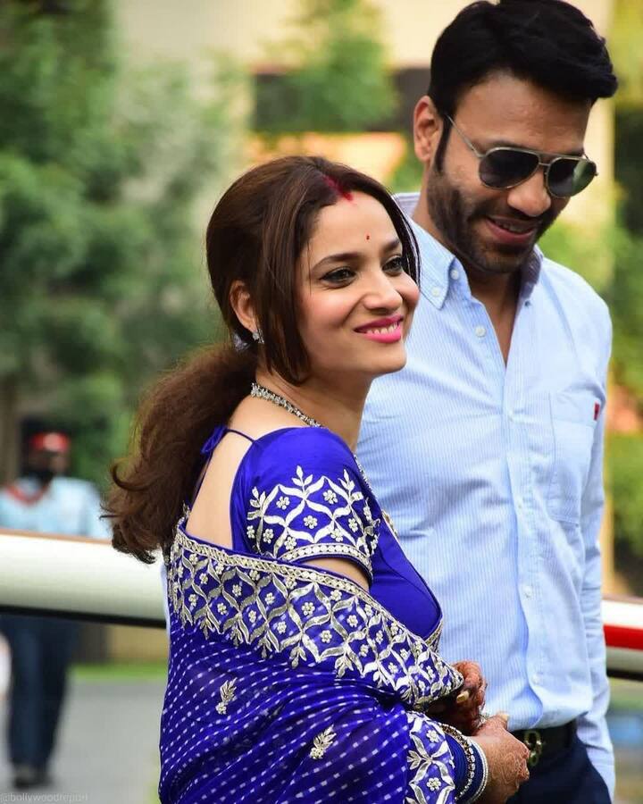 14 दिसंबर को अंकिता लोखंडे और विक्की जैन की शादी हुई जिसकी तस्वीरें सोशल मीडिया पर छाई हुई हैं. वहीं अब शादी के बाद ये जोड़ा मीडिया के सामने पहली बार स्पॉट हुआ है.