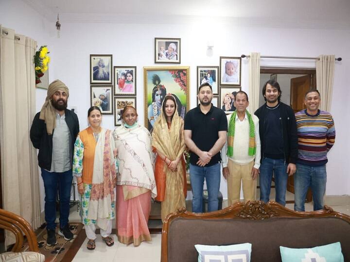 इस दौरान उनके साथ उनके बड़े मामा और मामी व परिवार को अन्य सदस्य थे. सभी ने नई बहू रेचल से मुलाकात की और उन्हें तोहफा और आशीर्वाद दिया. 