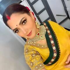 Kushboo Pics: மஞ்சக்காட்டு மைனாவாக மாறிய நடிகை குஷ்பூ...