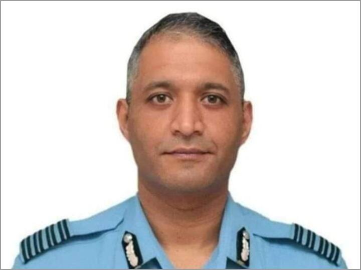 तमिलनाडु में कुन्नूर के पास 08 दिसंबर को हेलीकॉप्टर दुर्घटना में गंभीर रूप से घायल होने के एक सप्ताह बाद बुधवार सुबह बेंगलुरु स्थित वायु सेना के कमान अस्पताल में उन्होंने दम तोड़ दिया. इस हादसे में प्रमुख रक्षा अध्यक्ष (सीडीएस) जनरल बिपिन रावत, उनकी पत्नी और 11 अन्य सैन्य कर्मियों की जान उसी दिन चली गई थी.