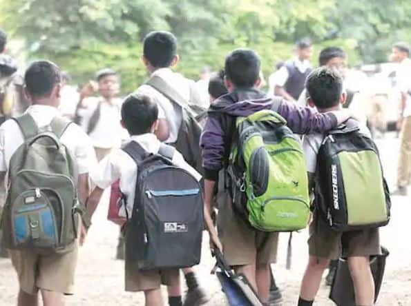 Maharashtra School Reopen Update Pune Pimpri Chinchwad School Open Updates Pune School : पुण्यातील शाळा आजपासून सुरू, तब्बल दीड वर्षांनी शाळांची घंटा वाजणार