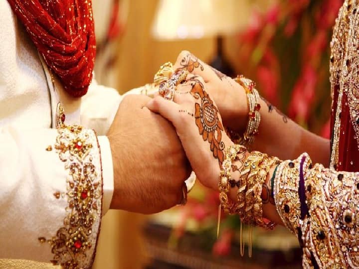 Daughter expresses happiness over mother's second marriage, says - I can't believe ... Watch Video : ਬੇਟੀ ਨੇ ਮਾਂ ਦੇ ਦੂਜੇ ਵਿਆਹ 'ਤੇ ਜ਼ਾਹਰ ਕੀਤੀ ਖੁਸ਼ੀ, ਕਿਹਾ- ਯਕੀਨ ਨਹੀਂ ਆ ਰਿਹਾ...