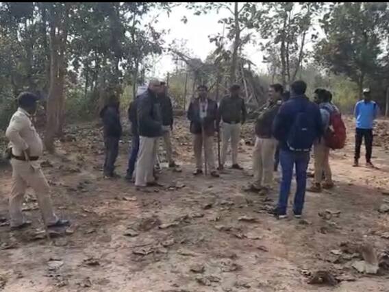Ambikapur News : पुलिस से बचने के लिए वीरप्पन बन गया आरोपी, पुलिस मांग रही मदद Ambikapur News : पुलिस से बचने के लिए वीरप्पन बन गया आरोपी, पुलिस मांग रही मदद
