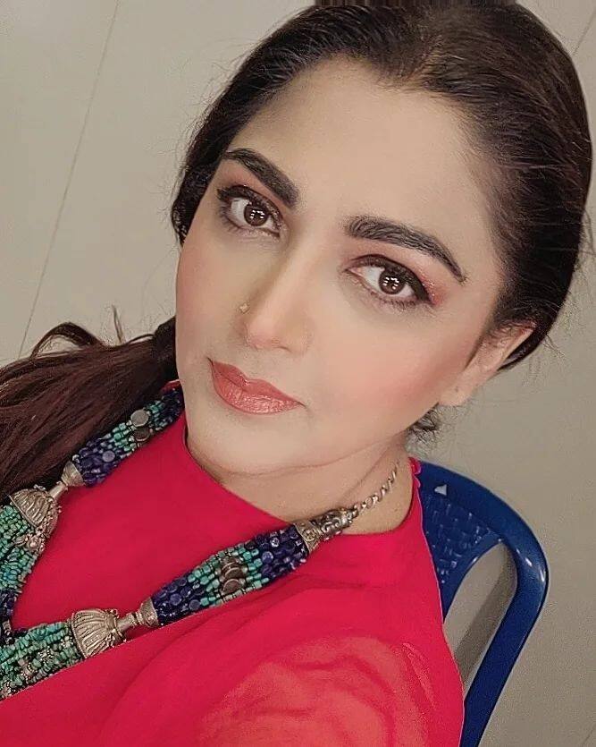 சங்கு கழுத்தை பாசி மணிகள் தடவுகின்றதே அதுவா