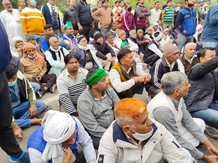 farmers protesting against Noida Authority protest at residence of authority CEO Ritu Maheshwari stopped Noida Gate sat road Delhi Noida ANN किसानों ने नोएडा गेट पर दिल्ली से नोएडा आने वाले मार्ग को किया जाम, भारी संख्या में पुलिस प्रशासन मौजूद