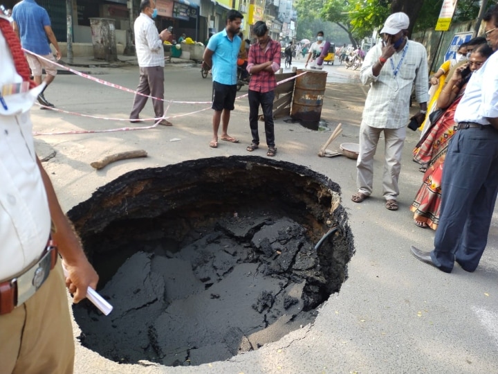 West Mambalam Road Caves : ’மாம்பலத்தில் ஓட்டை’ சாலையில் ஏற்பட்ட திடீர் பள்ளத்தால் தடுமாறிய வாகன ஓட்டிகள்..!