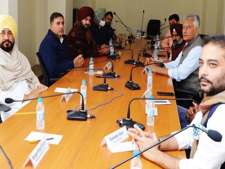 Punjab News: पंजाब कांग्रेस के नेताओं ने की खुद को एकजुट दिखाने की कोशिश, अंबिका सोनी के आने से पड़ा ये फर्क Punjab Congress leaders put united face as Ambika Soni also a perfect choice for high command Punjab News: पंजाब कांग्रेस के नेताओं ने की खुद को एकजुट दिखाने की कोशिश, अंबिका सोनी के आने से पड़ा ये फर्क