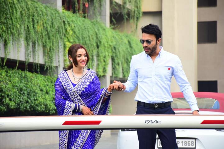 বিয়ের দিন নিজেকে সোনালী রঙের ডিজাইনার লেহেঙ্গায় সাজিয়েছিলেন অঙ্কিতা। তাঁর পোশাকের সঙ্গে সামঞ্জস্য রেখে সাদা ও সোনালী শেরওয়ানি পরেছিলেন ভিকি জৈন।