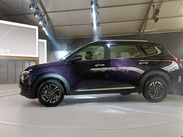 કિયાએ આજે ભારતમાં તેની SUV Carenથી પડદો ઉઠાવ્યો છે. કંપનીએ પહેલા જ માહિતી આપી હતી કે તેઓ નવી એસયુવી Caren નું ગુરુગ્રામમાં 16 ડિસેમ્બર વર્લ્ડ પ્રીમિયર કરશે. કંપનીનો દાવો છે કે તેની આ કાર પરિવારની જરૂરિયાતો પૂરી થશે. કંપનીએ કી કાર સેગમેન્ટમાં શ્રેષ્ઠ ફિચર્સ જોવા મળશે.