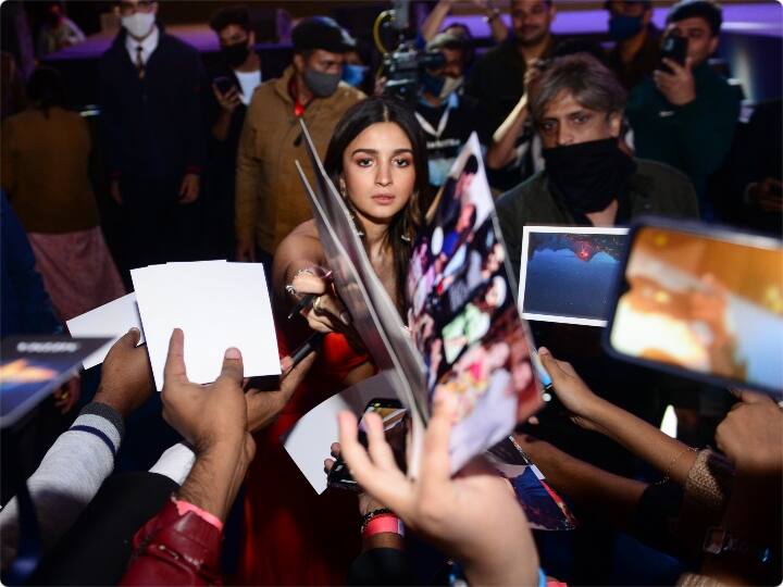 बता दें रॉकस्टार रणबीर कपूर (Ranbir Kapoor) और हाइवे गर्ल आलिया भट्ट (Alia Bhatt)  की शानदार जोड़ी पहली बार पर्दे पर इस फिल्म के जरिए धमाल मचाने आ रही हैं.