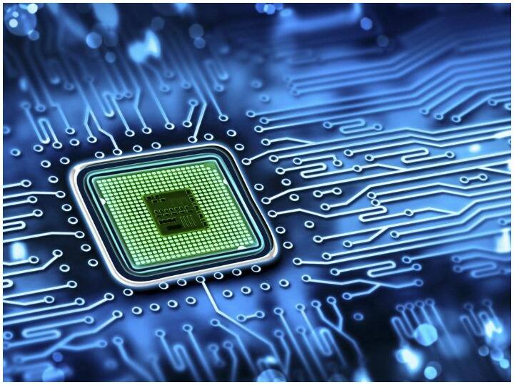 सेमीकंडक्टर (चिप) की किल्लत : इस पूरे साल यह खबर चर्चा में रही. दरअसल कोरोना की वजह से पैदा हुए हालात और चीन में उत्पादन लगभग ठप होने की वजह से पूरी दुनिया में सेमीकंडक्टर का संकट बना हुआ है. इसका असर कार, बाइक, मोबाइल और अन्य इलेक्ट्रॉनिक आइटम्स के उत्पादन पर पड़ रहा है.