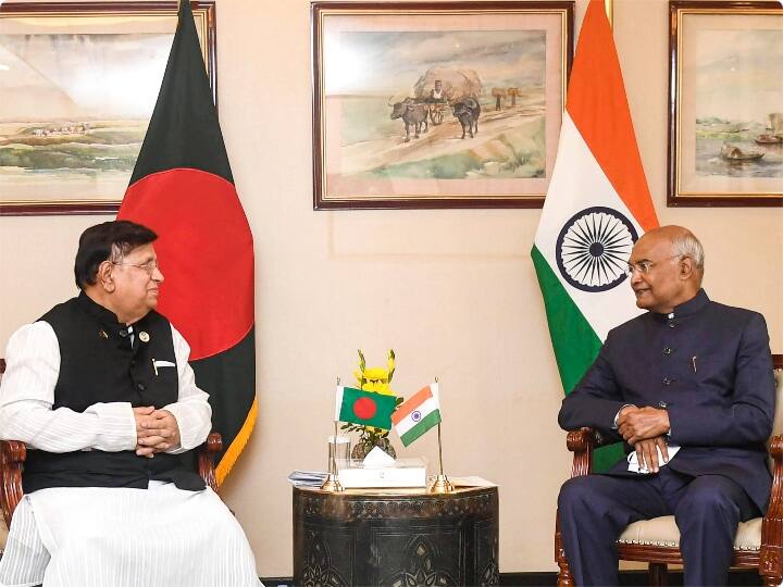 कोविंद ने कहा कि अंतरिक्ष, परमाणु प्रौद्योगिकी, रक्षा, दवा और अन्य उन्नत विज्ञान एवं प्रौद्योगिकी जैसे क्षेत्रों में भागीदारी की बहुत गुंजाइश है. इससे पहले, बांग्लादेश की प्रधानमंत्री शेख हसीना ने बुधवार को ढाका में राष्ट्रपति कोविंद से मुलाकात की और दोनों नेताओं ने आपसी हित एवं द्विपक्षीय सहयोग के कई मुद्दों पर चर्चा की.