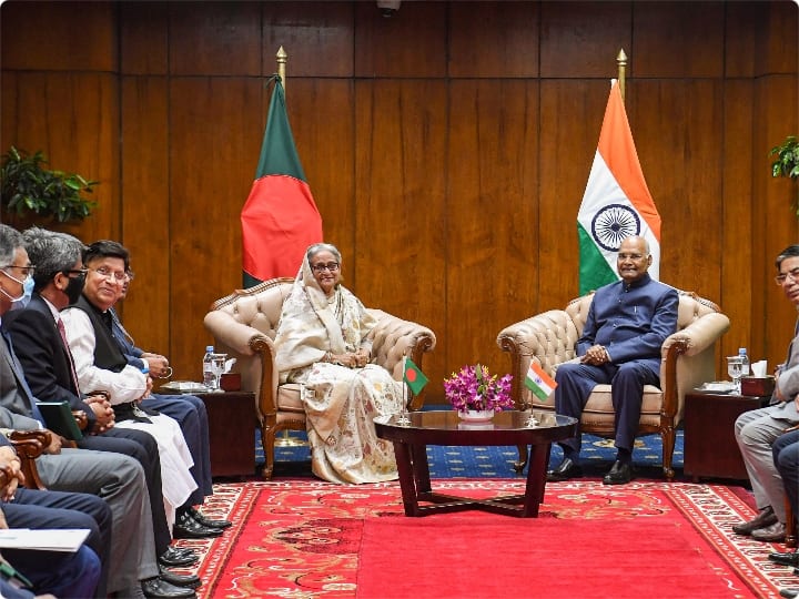 राष्ट्रपति कोविंद के आगमन पर 21 तोपों की सलामी दी गई. कोविंद अपनी पत्नी सविता कोविंद और बेटी स्वाति कोविंद सहित एक आधिकारिक प्रतिनिधिमंडल के साथ एयर इंडिया वन की विशेष उड़ान से ढाका पहुंचे. बांग्लादेश के राष्ट्रपति एम. अब्दुल हामिद ने अपनी पत्नी के साथ ढाका के हजरत शाह जलाल अंतरराष्ट्रीय हवाई अड्डे पर कोविंद की अगवानी की.