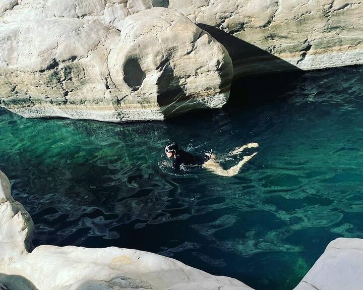 బాపు బొమ్మ ప్రణీతా సుభాష్ ఇప్పుడు విదేశాల్లో ఉన్నారు. ఎక్కడికి వెళ్లామన్నది ఆమె చెప్పలేదు. కానీ, భర్త నితిన్ రాజుతో కలిసి సముద్ర తీర ప్రాంతాలకు వెళ్లారు. ఆమె ఈత కొడుతుంటే... ఆయన ఫొటోలు తీశారు. మా ఆయన మంచి ఫొటోలు తీస్తున్నారని ఆమె కాంప్లిమెంట్ కూడా ఇచ్చారు. ఈ ఏడాది మే 31న ఆమె పెళ్లి చేసుకున్న సంగతి తెలిసిందే. (Image Credit: Instagram/Pranitha Subhash)