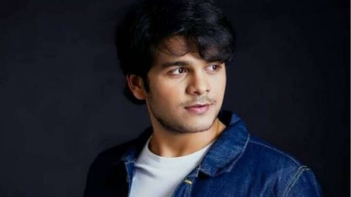 भव्य गांधी (Bhavya Gandhi): कभी टप्पू के किरदार में नजर आकर पॉपुलैरिटी बटोर चुके भव्य गांधी भी कम उम्र में ही लग्जरी कार के मालिक हैं. उनके पास Audi A4 है जिसकी कीमत तकरीबन 47 लाख रुपये है.