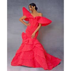 Deepika Padukone: హీరోయిన్ పొడుగు అంటే గౌను ఇంకా పొడుగ్గా ఉంది!