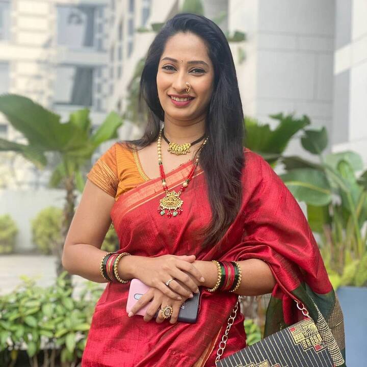 आपल्या निखळ सौंदर्याने आणि दिलखुलास हास्याने लाखो मराठी रसिकांच्या हृदयावर राज्य करणाऱ्या प्रियाने आपले ट्रॅडिशनल लूकमधील काही फोटो इन्स्टाग्रामवर शेअर केले आहेत. (Photo : @priyamarathe/IG)