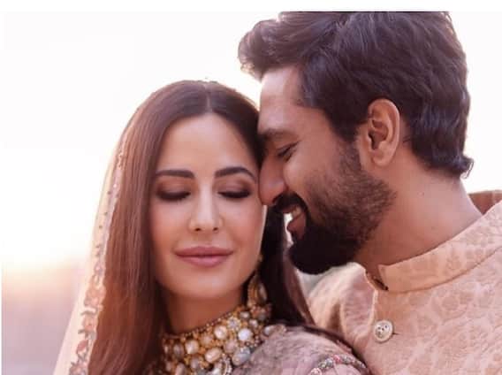 Katrina Kaif Vicky Kaushal Wedding Reception: रिसेप्शन के लिए कैटरीना कैफ और विक्की कौशल के लुक का हुआ खुलासा, पहनेंगे ये खास आउटफिट Katrina Kaif Vicky Kaushal Wedding Reception: रिसेप्शन के लिए कैटरीना कैफ और विक्की कौशल के लुक का हुआ खुलासा, पहनेंगे ये खास आउटफिट