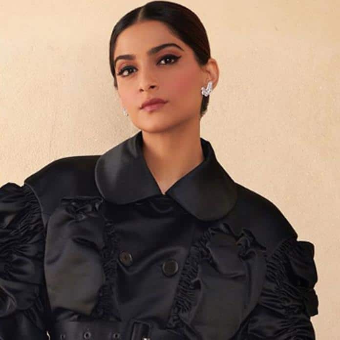 Sonam kapoor revealed what she carries in her bag, interview Sonam Kapoor के Lady Diors बैग में मेकअप की चीजें कम और होती हैं ये चीजें ज्यादा, जानिए